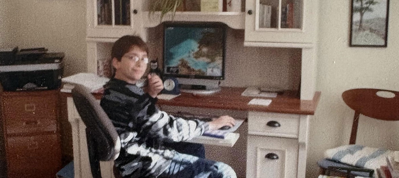 A longtime Civ fan shared an old photo of himself playing Civilization 3 and triggered a wave of nostalgia