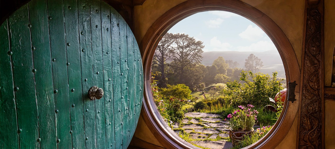 Enthusiast created a stunning bookshelf door for his wife styled like a hobbit home from The Lord of the Rings