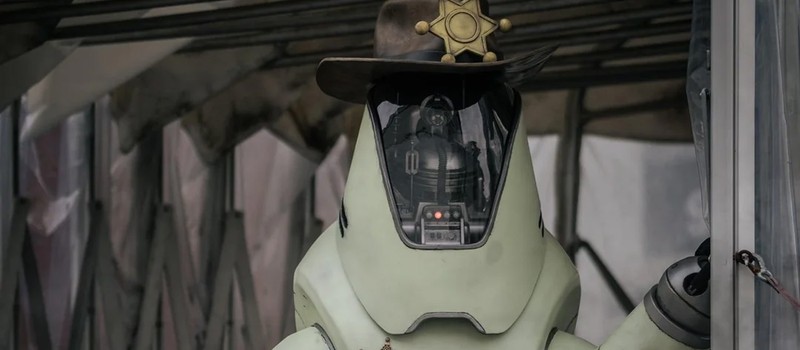 Life-size Fallout protectron cosplay that people mistake for screenshots