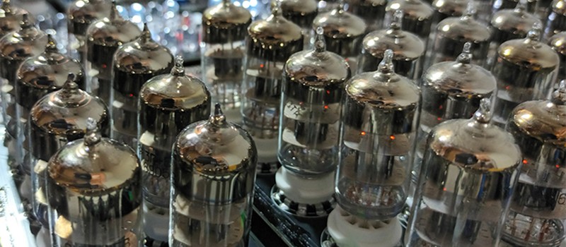 Enthusiast built an 8-bit computer with 460 vacuum tubes that needs 15 minutes to warm up